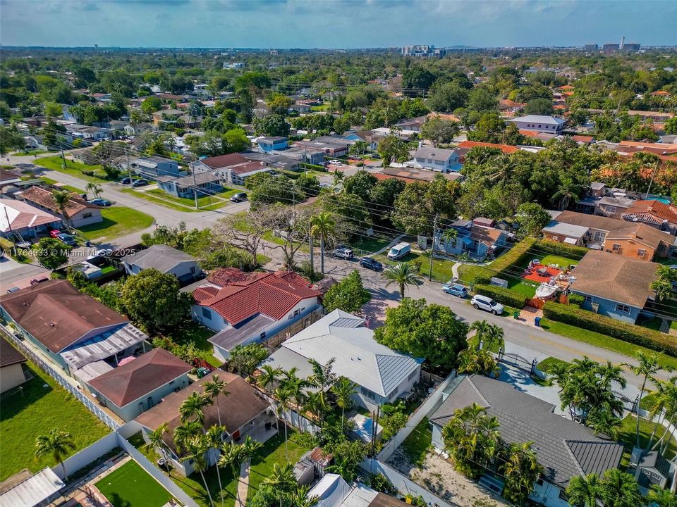 En Venta: $799,000 (4 camas, 3 baños, 932 Pies cuadrados)