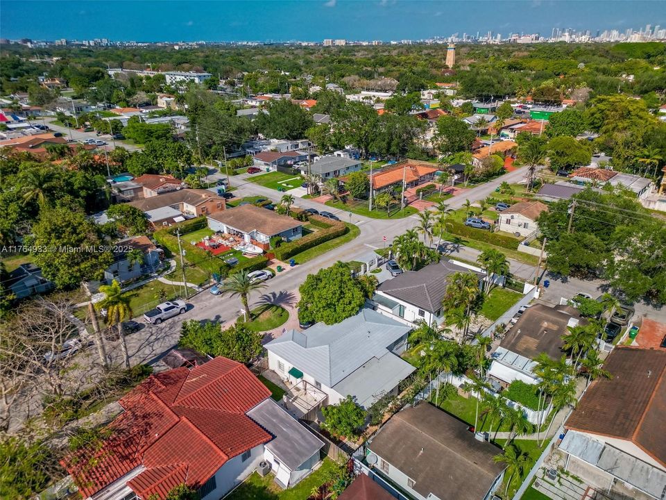 En Venta: $799,000 (4 camas, 3 baños, 932 Pies cuadrados)