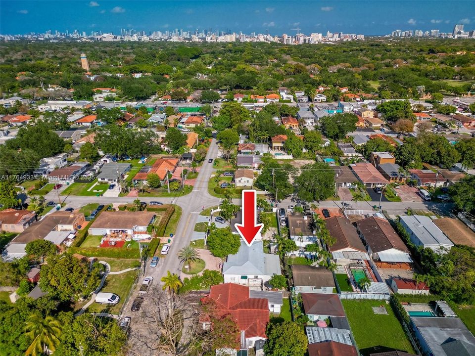 En Venta: $799,000 (4 camas, 3 baños, 932 Pies cuadrados)