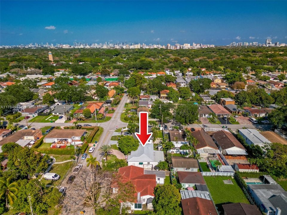 En Venta: $799,000 (4 camas, 3 baños, 932 Pies cuadrados)