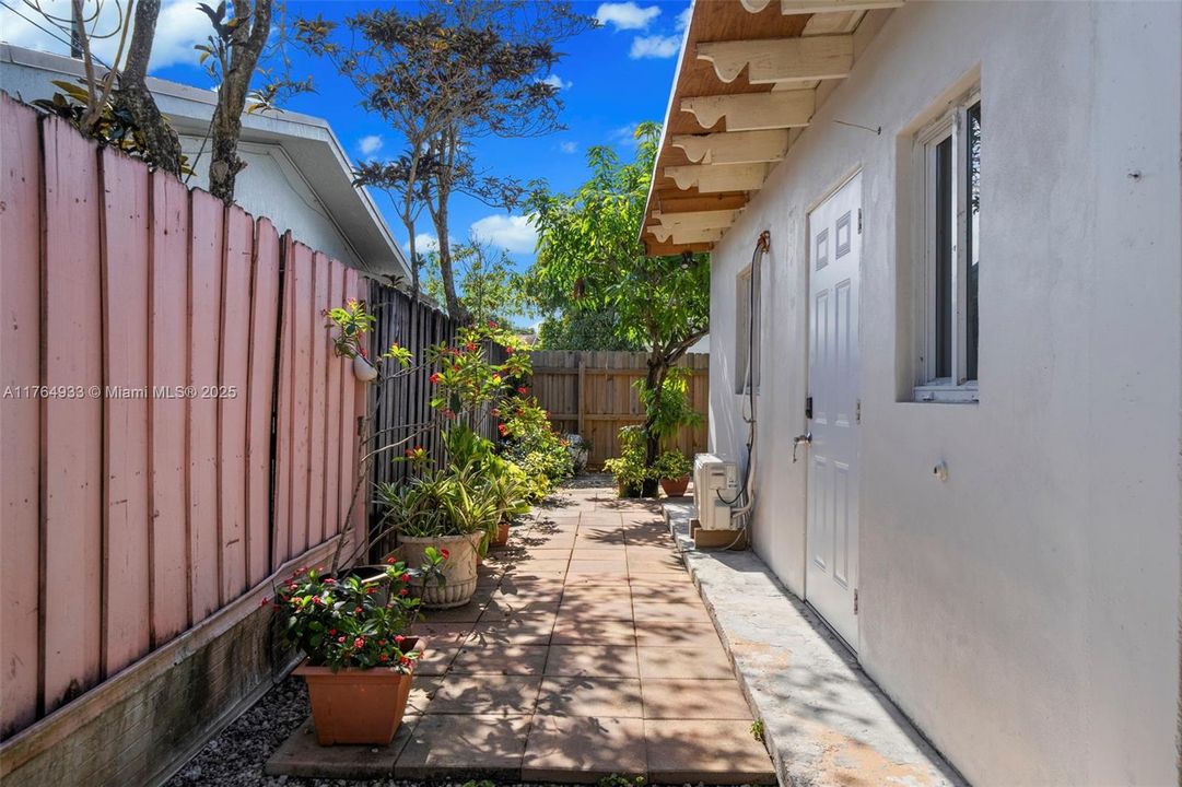 En Venta: $799,000 (4 camas, 3 baños, 932 Pies cuadrados)