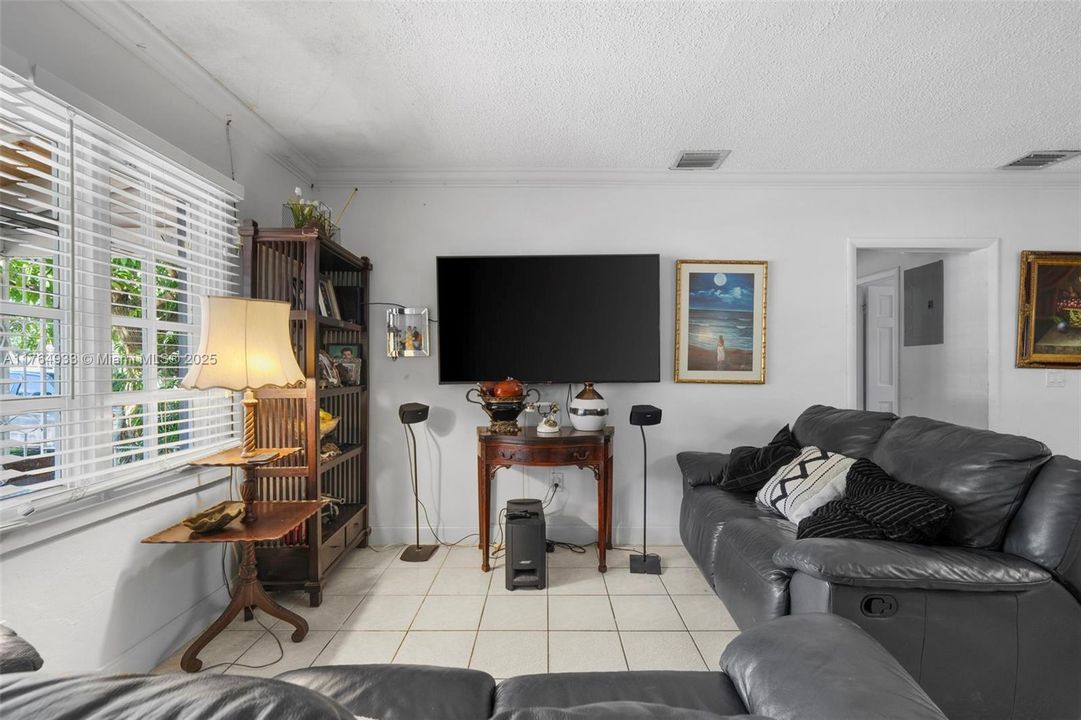 En Venta: $799,000 (4 camas, 3 baños, 932 Pies cuadrados)