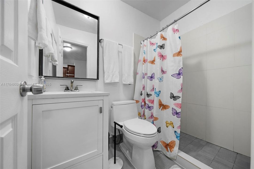 En Venta: $799,000 (4 camas, 3 baños, 932 Pies cuadrados)