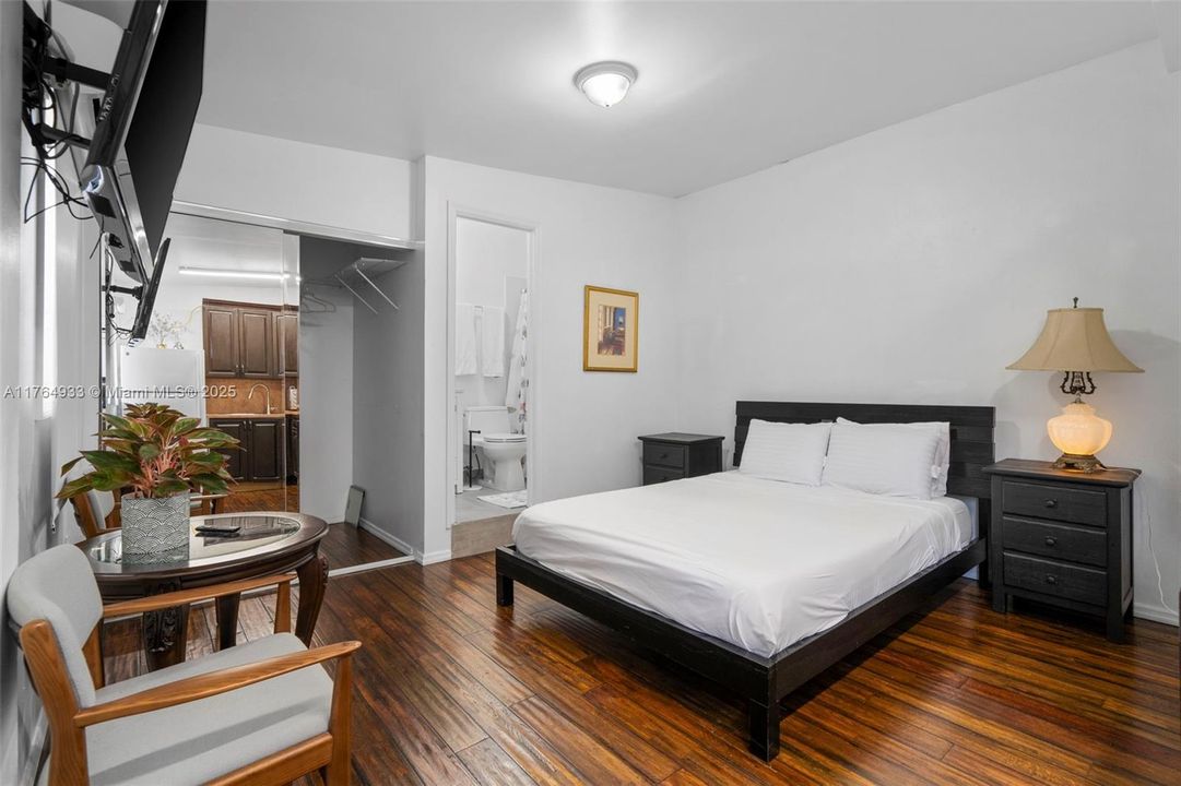 En Venta: $799,000 (4 camas, 3 baños, 932 Pies cuadrados)