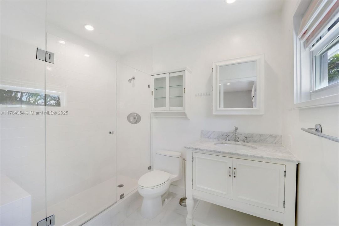 最近售出: $1,995,000 (4 贝兹, 3 浴室, 3287 平方英尺)