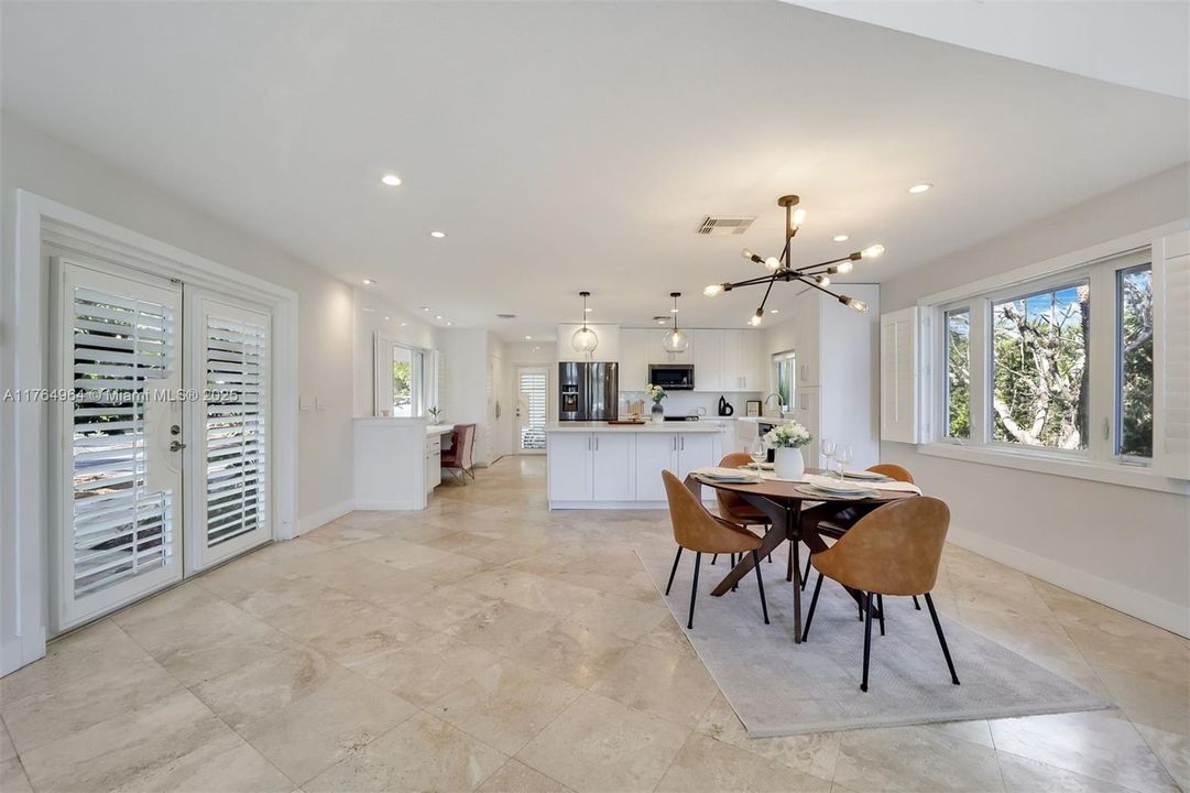 最近售出: $1,995,000 (4 贝兹, 3 浴室, 3287 平方英尺)