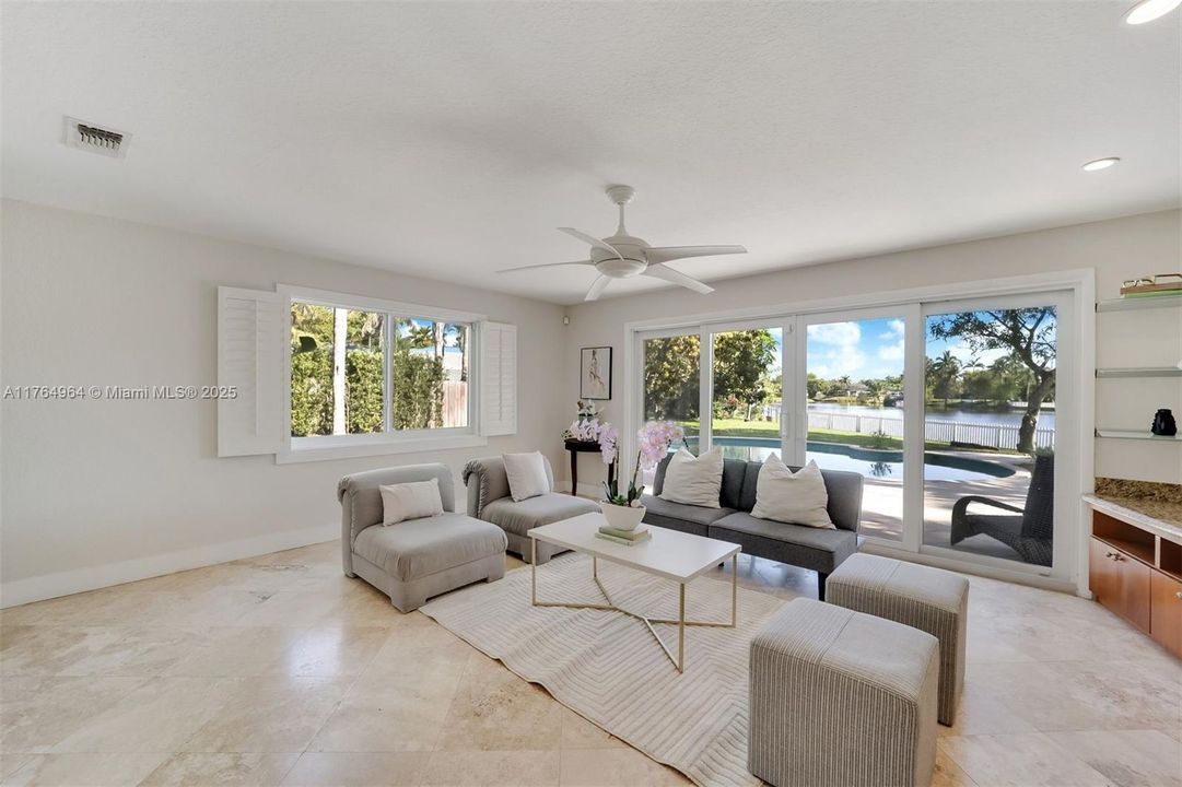 最近售出: $1,995,000 (4 贝兹, 3 浴室, 3287 平方英尺)