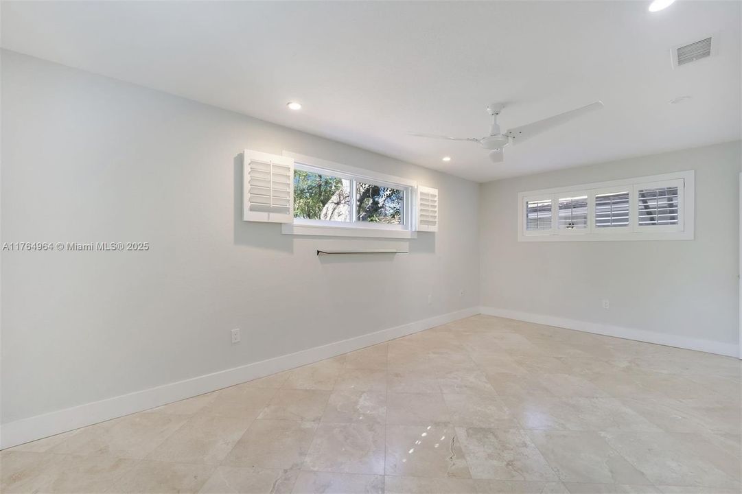 最近售出: $1,995,000 (4 贝兹, 3 浴室, 3287 平方英尺)