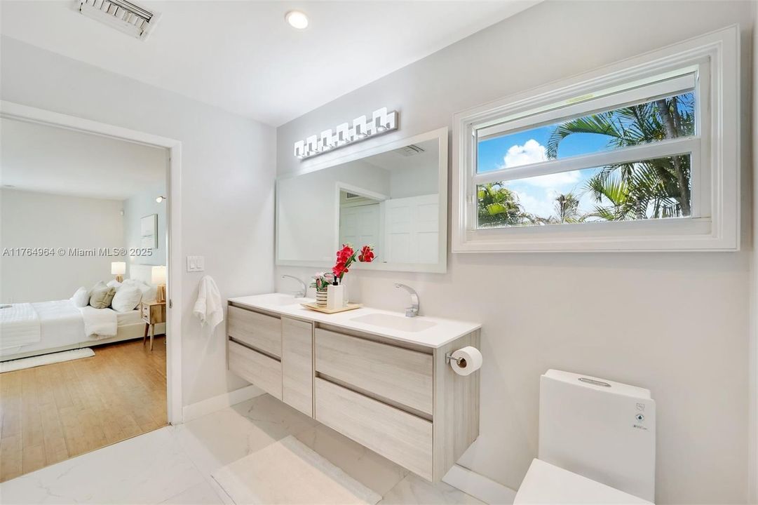 最近售出: $1,995,000 (4 贝兹, 3 浴室, 3287 平方英尺)