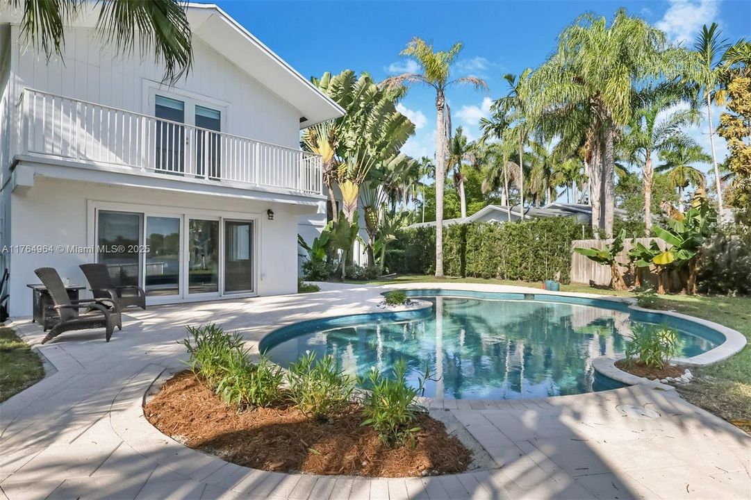 最近售出: $1,995,000 (4 贝兹, 3 浴室, 3287 平方英尺)