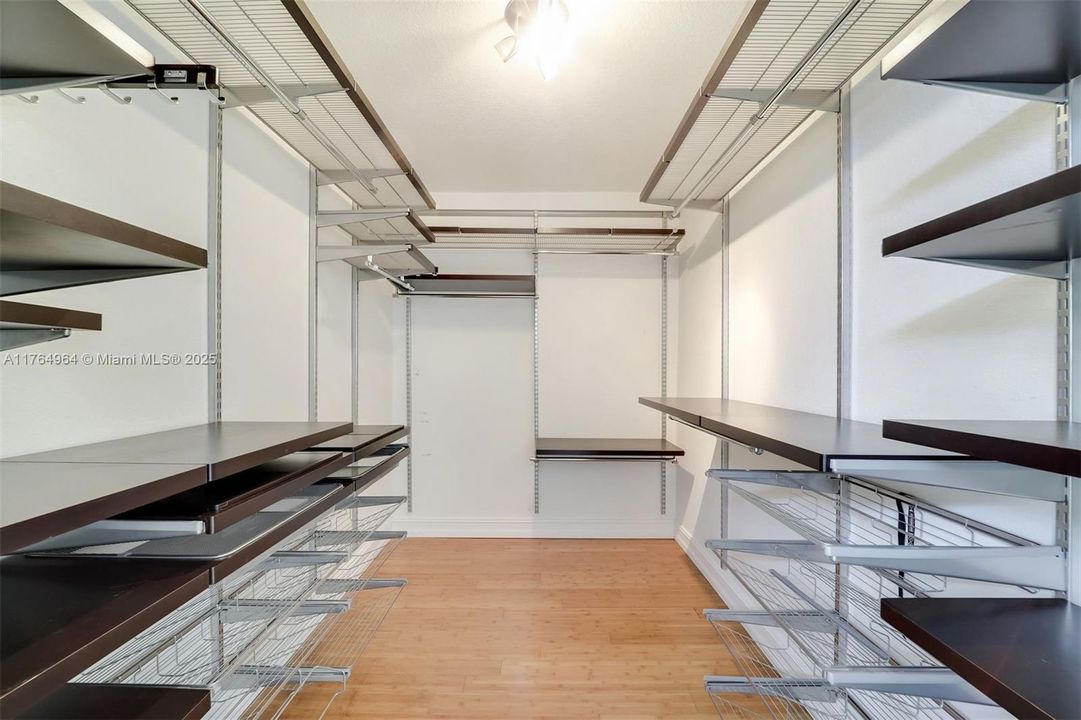 最近售出: $1,995,000 (4 贝兹, 3 浴室, 3287 平方英尺)