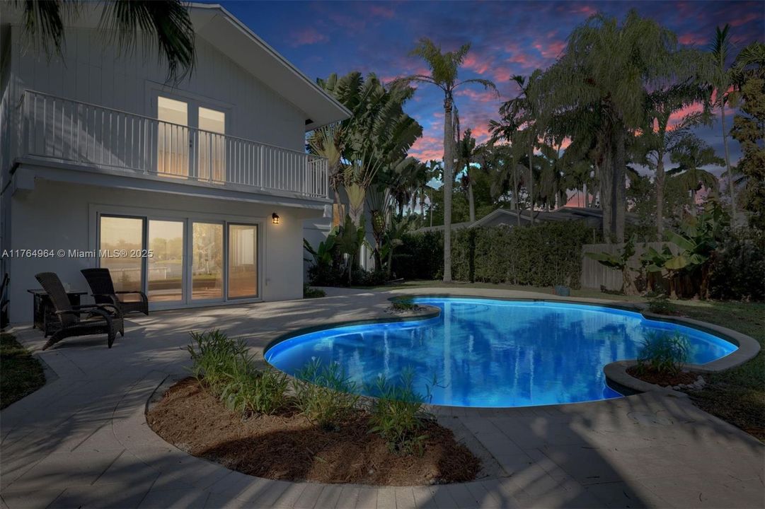 最近售出: $1,995,000 (4 贝兹, 3 浴室, 3287 平方英尺)