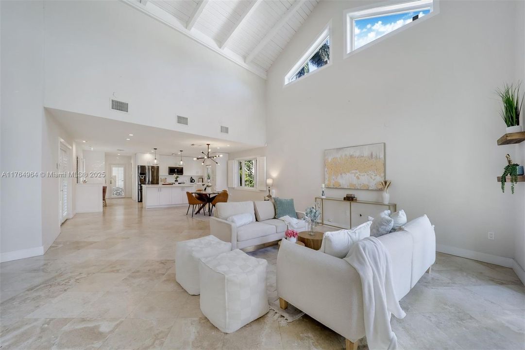 最近售出: $1,995,000 (4 贝兹, 3 浴室, 3287 平方英尺)