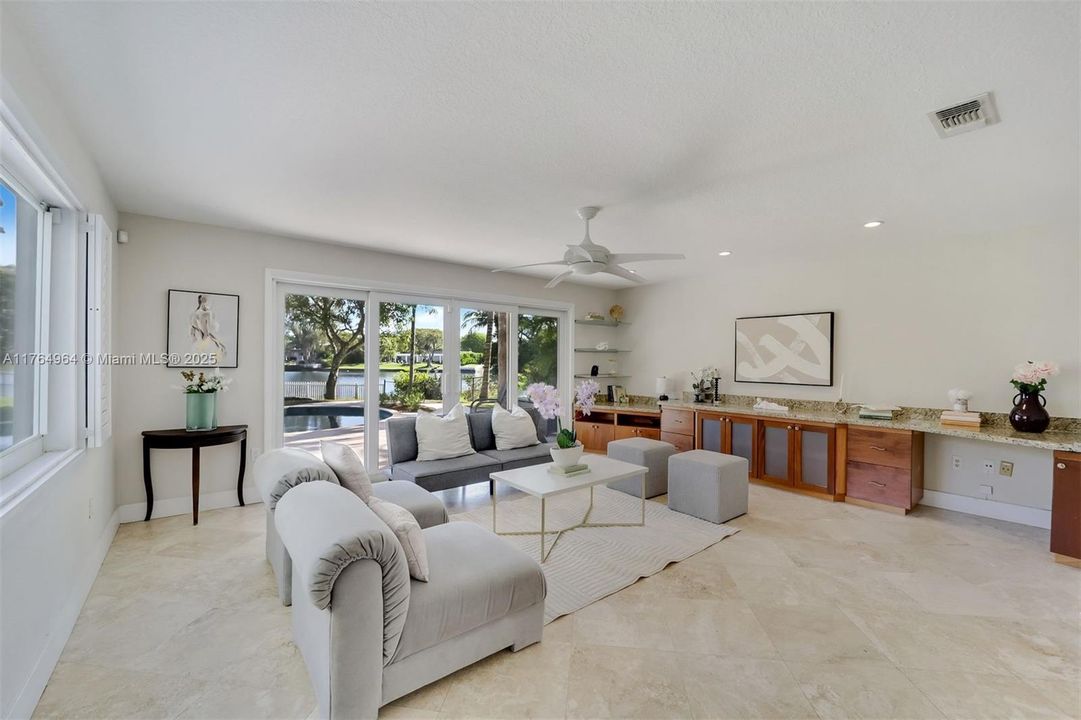 最近售出: $1,995,000 (4 贝兹, 3 浴室, 3287 平方英尺)