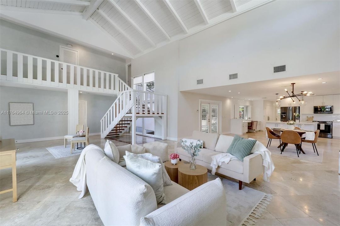 最近售出: $1,995,000 (4 贝兹, 3 浴室, 3287 平方英尺)