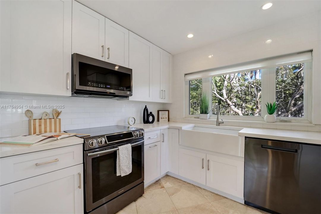 最近售出: $1,995,000 (4 贝兹, 3 浴室, 3287 平方英尺)