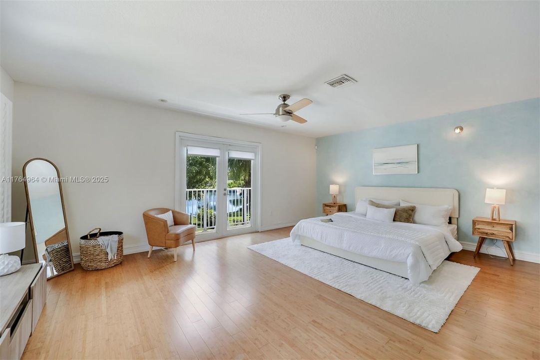 最近售出: $1,995,000 (4 贝兹, 3 浴室, 3287 平方英尺)