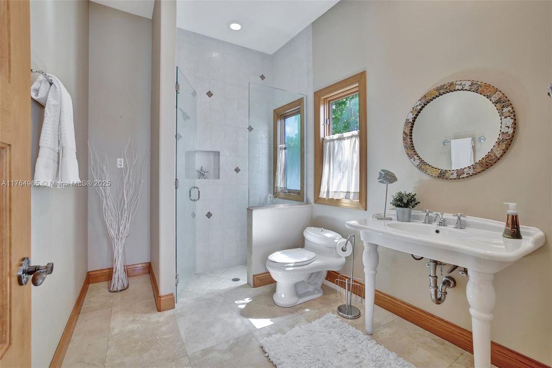 Недавно продано: $5,750,000 (4 спален, 4 ванн, 6788 Квадратных фут)