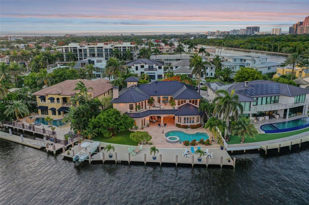 Недавно продано: $5,750,000 (4 спален, 4 ванн, 6788 Квадратных фут)