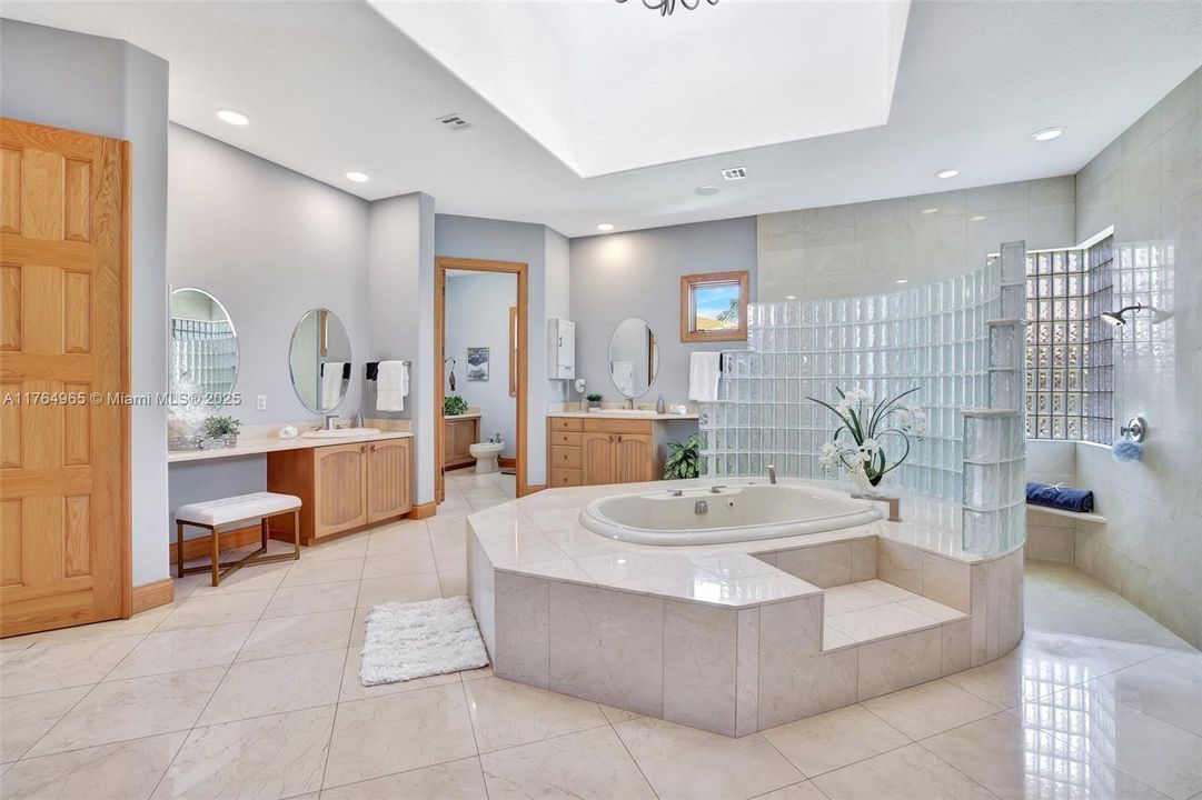 Недавно продано: $5,750,000 (4 спален, 4 ванн, 6788 Квадратных фут)