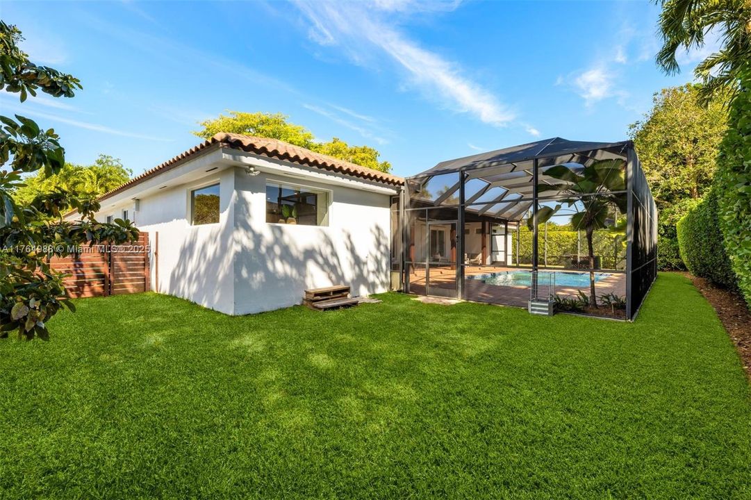 Recently Sold: $2,500,000 (5 beds, 3 baths, 3207 Square Feet)