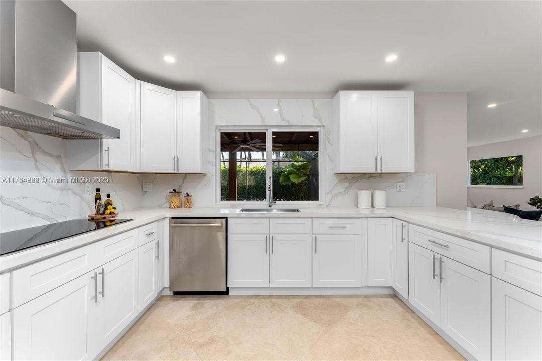 Recently Sold: $2,500,000 (5 beds, 3 baths, 3207 Square Feet)