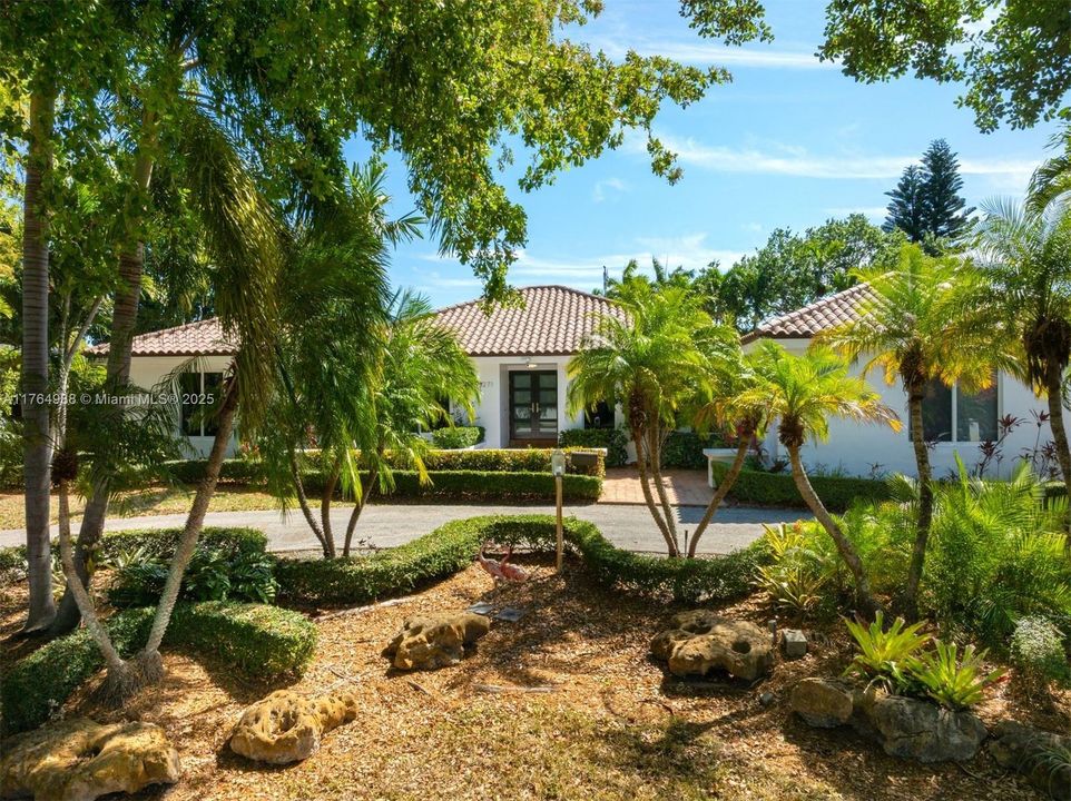 Recently Sold: $2,500,000 (5 beds, 3 baths, 3207 Square Feet)