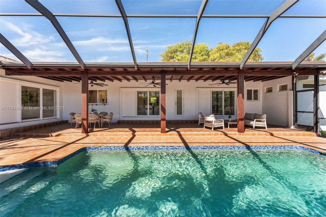 Recently Sold: $2,500,000 (5 beds, 3 baths, 3207 Square Feet)