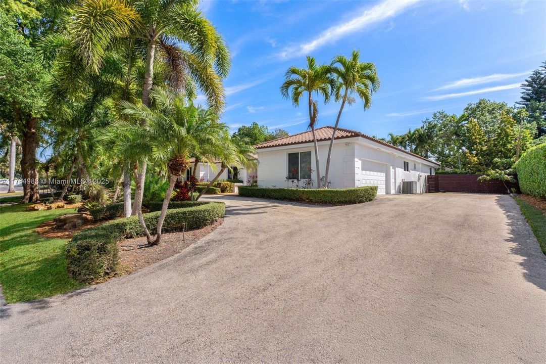 Recently Sold: $2,500,000 (5 beds, 3 baths, 3207 Square Feet)