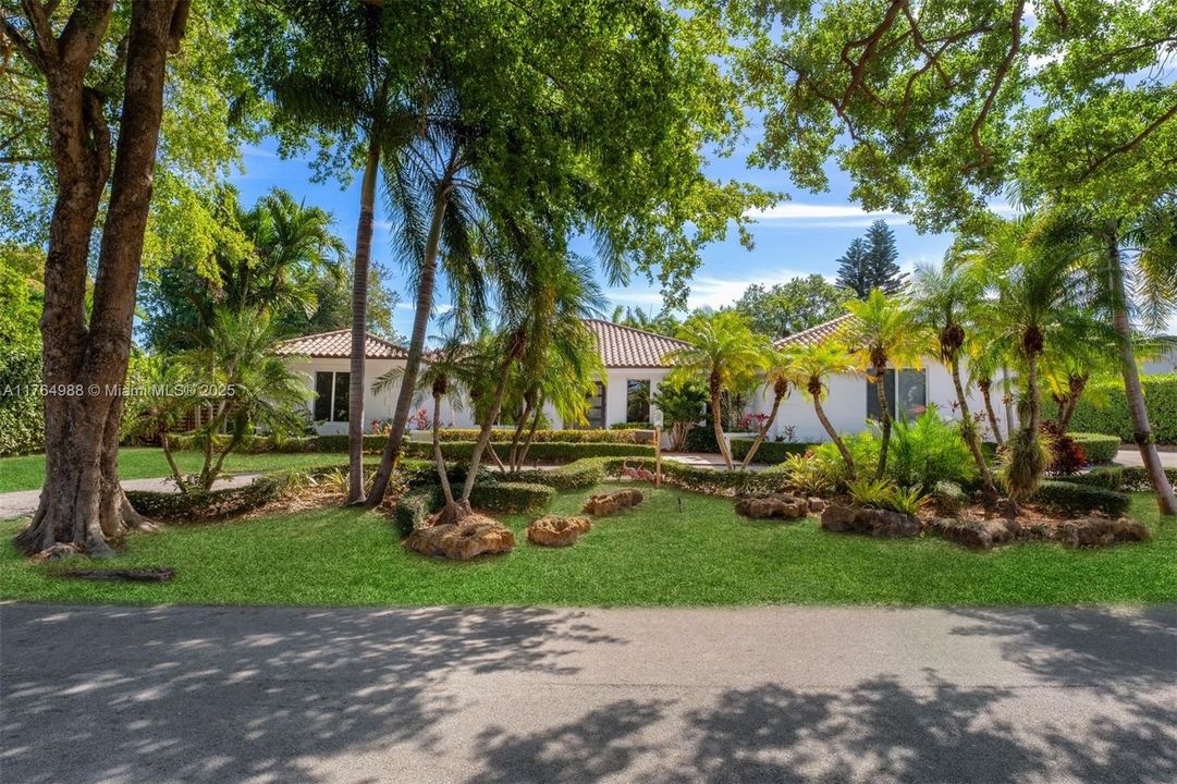 Recently Sold: $2,500,000 (5 beds, 3 baths, 3207 Square Feet)