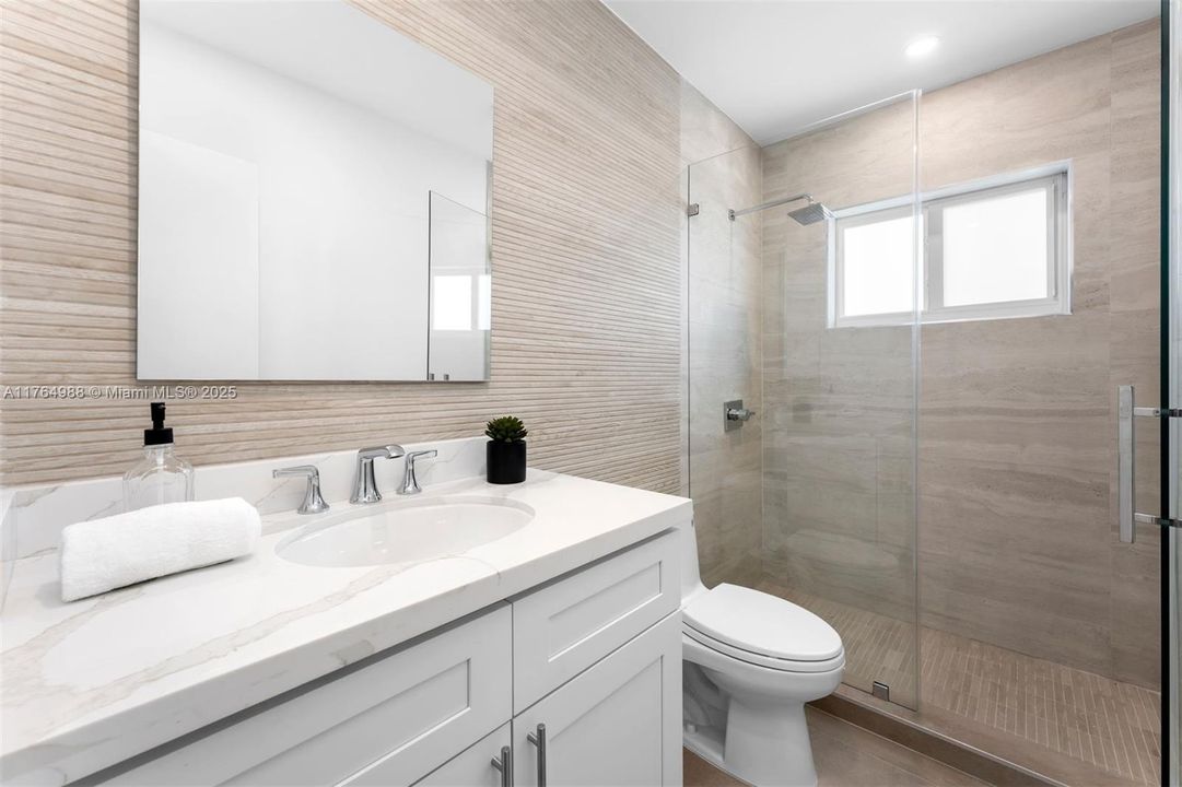 Recently Sold: $2,500,000 (5 beds, 3 baths, 3207 Square Feet)