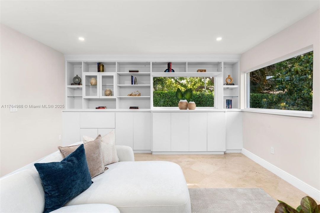 Recently Sold: $2,500,000 (5 beds, 3 baths, 3207 Square Feet)