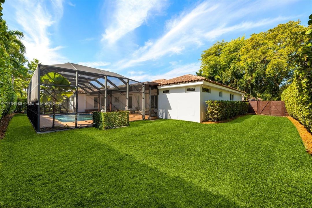 Recently Sold: $2,500,000 (5 beds, 3 baths, 3207 Square Feet)