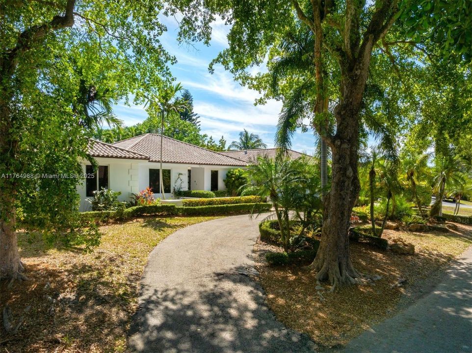 Recently Sold: $2,500,000 (5 beds, 3 baths, 3207 Square Feet)