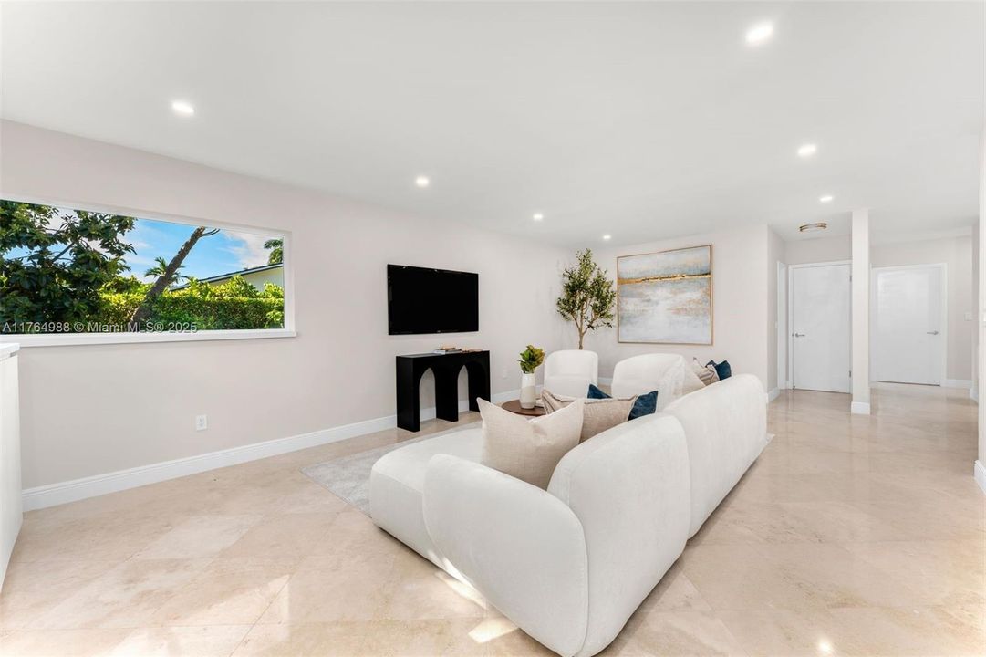 Recently Sold: $2,500,000 (5 beds, 3 baths, 3207 Square Feet)