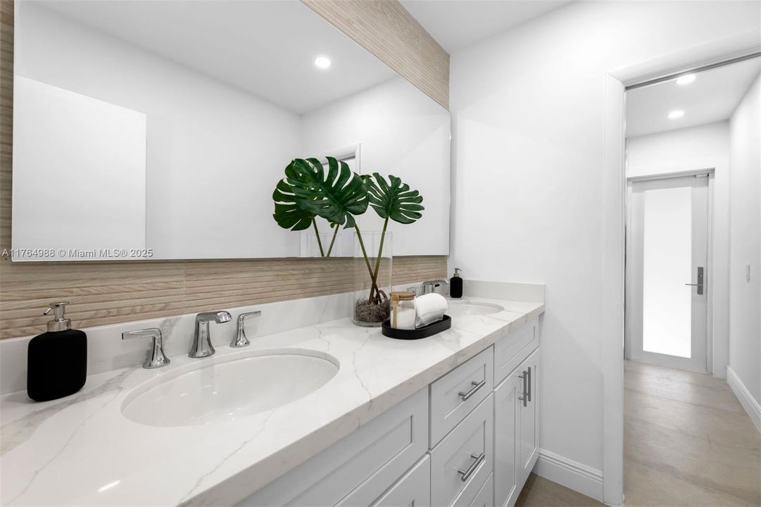 Recently Sold: $2,500,000 (5 beds, 3 baths, 3207 Square Feet)