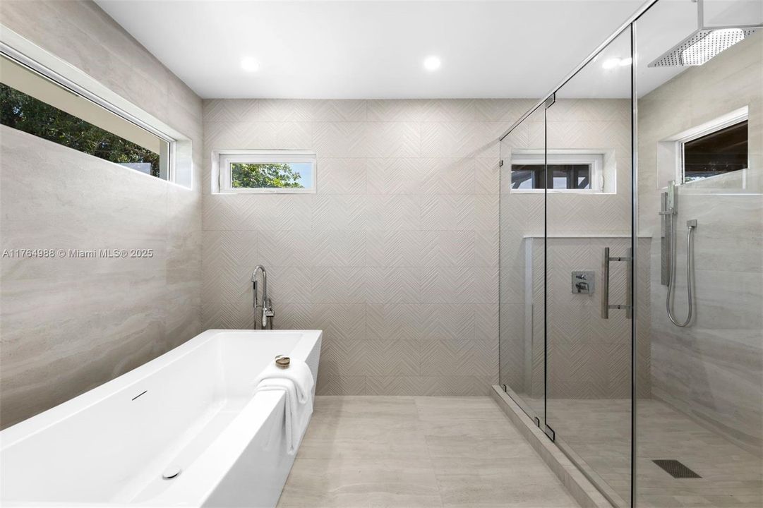 Recently Sold: $2,500,000 (5 beds, 3 baths, 3207 Square Feet)