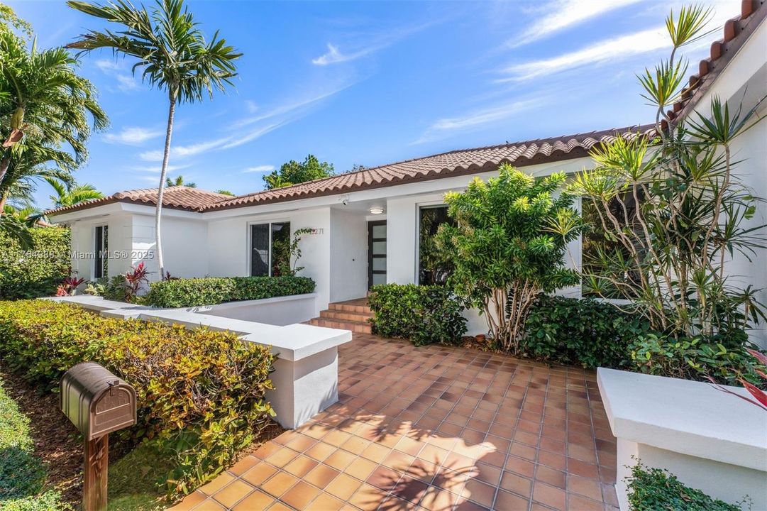 Recently Sold: $2,500,000 (5 beds, 3 baths, 3207 Square Feet)
