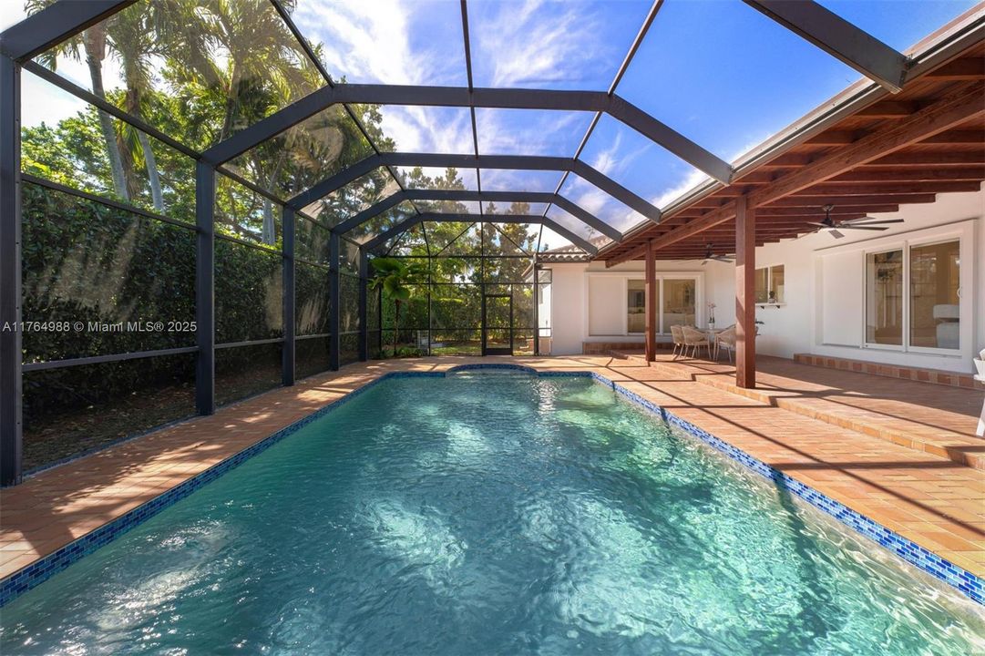 Recently Sold: $2,500,000 (5 beds, 3 baths, 3207 Square Feet)