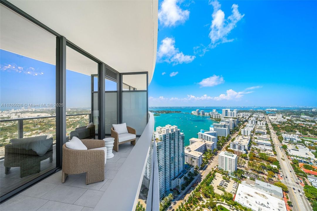 Recently Sold: $4,100,000 (2 beds, 2 baths, 1434 Square Feet)