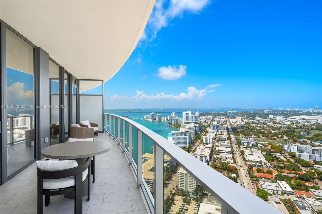 Recently Sold: $4,100,000 (2 beds, 2 baths, 1434 Square Feet)