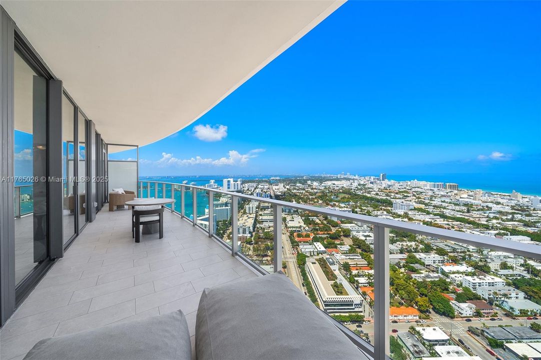 Recently Sold: $4,100,000 (2 beds, 2 baths, 1434 Square Feet)