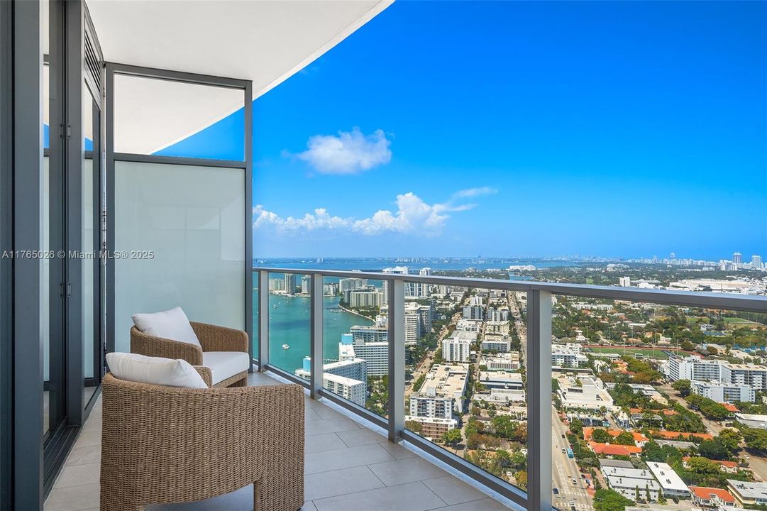 Recently Sold: $4,100,000 (2 beds, 2 baths, 1434 Square Feet)