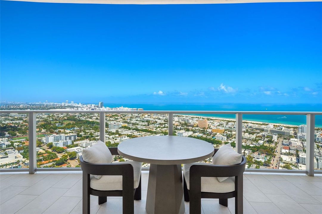 Recently Sold: $4,100,000 (2 beds, 2 baths, 1434 Square Feet)