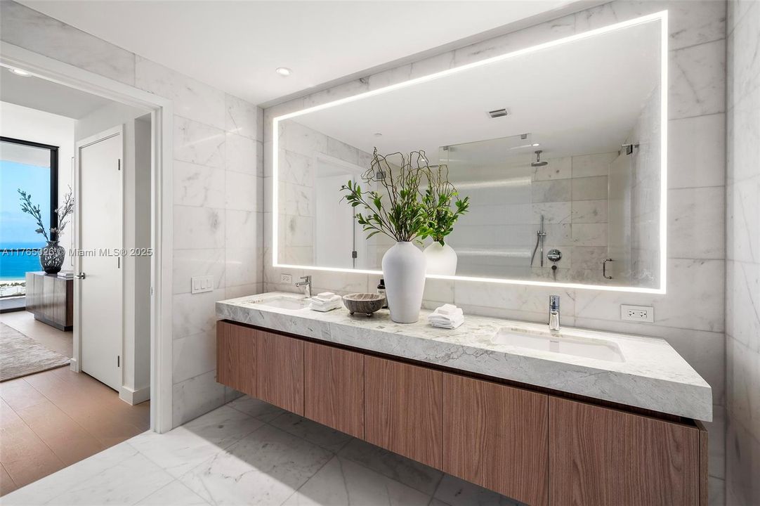 Recently Sold: $4,100,000 (2 beds, 2 baths, 1434 Square Feet)