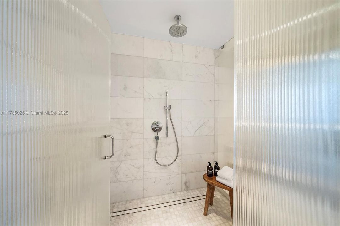 Recently Sold: $4,100,000 (2 beds, 2 baths, 1434 Square Feet)