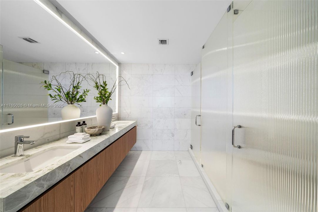 Recently Sold: $4,100,000 (2 beds, 2 baths, 1434 Square Feet)