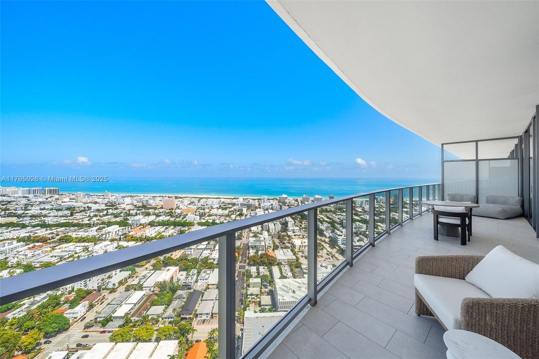 Recently Sold: $4,100,000 (2 beds, 2 baths, 1434 Square Feet)