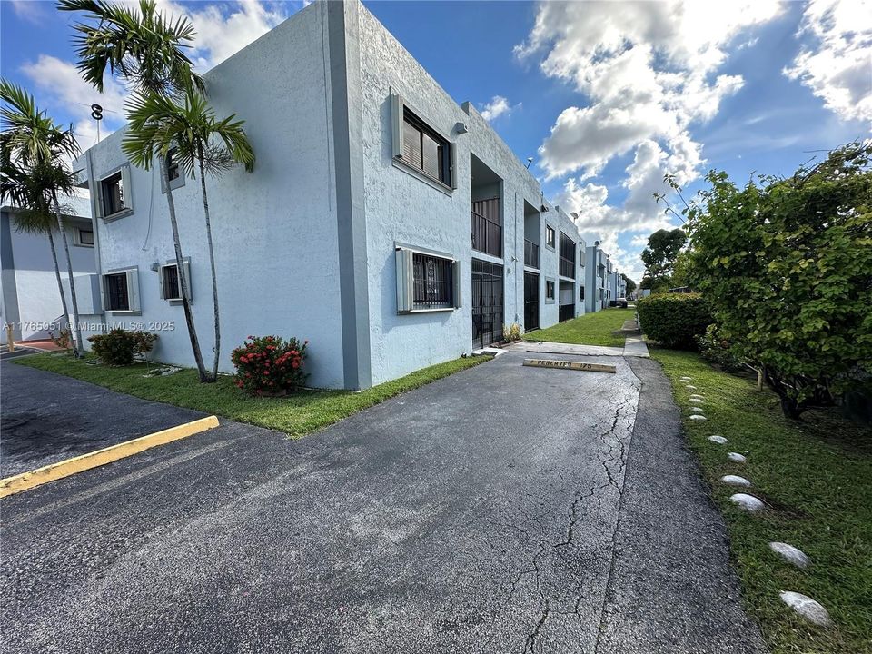 最近售出: $295,000 (2 贝兹, 2 浴室, 888 平方英尺)