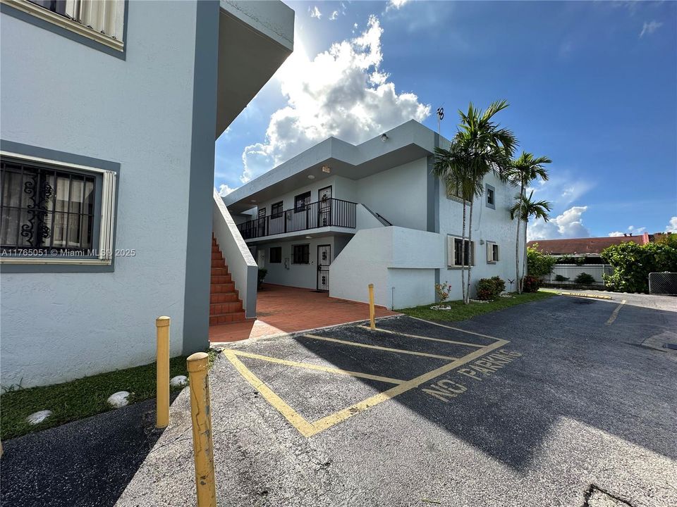 最近售出: $295,000 (2 贝兹, 2 浴室, 888 平方英尺)